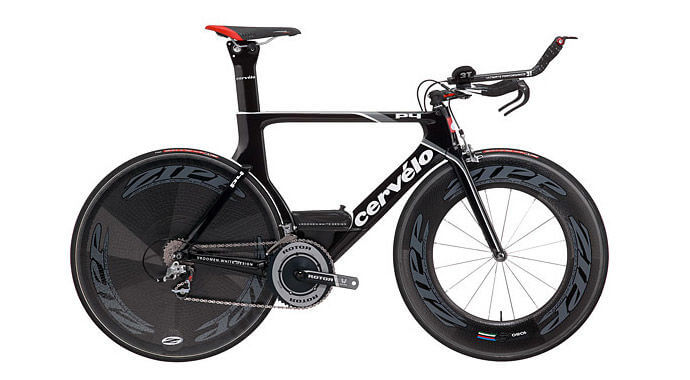 bicicleta-marca-cervelo-negra-rueda-tapada